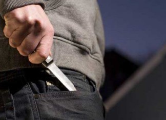 Нетрезвый петербуржец пытался зарезать свою знакомую