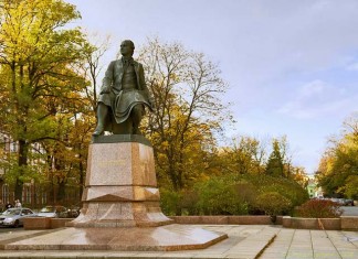 Памятнику М.В. Ломоносову