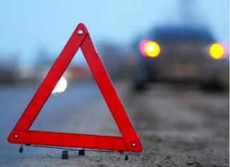 В результате ДТП автомобиль снес автобусную остановку