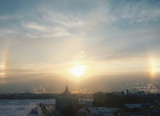 Из-за мороза петербуржцы увидели гало вокруг солнца Из-за мороза петербуржцы увидели гало вокруг солнца