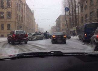 Массовая авария блокировала движение по Лермонтовскому проспекту